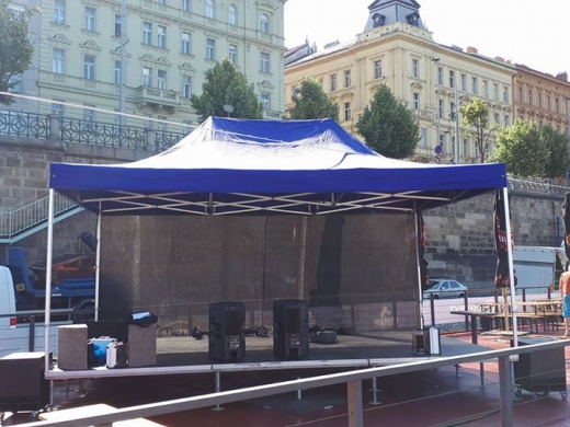 Podium 6x4m s nůžkovým zastřešením.